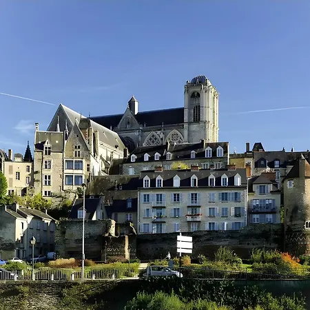 Townhouse In Le Mans Near City Center Сasa de vacaciones